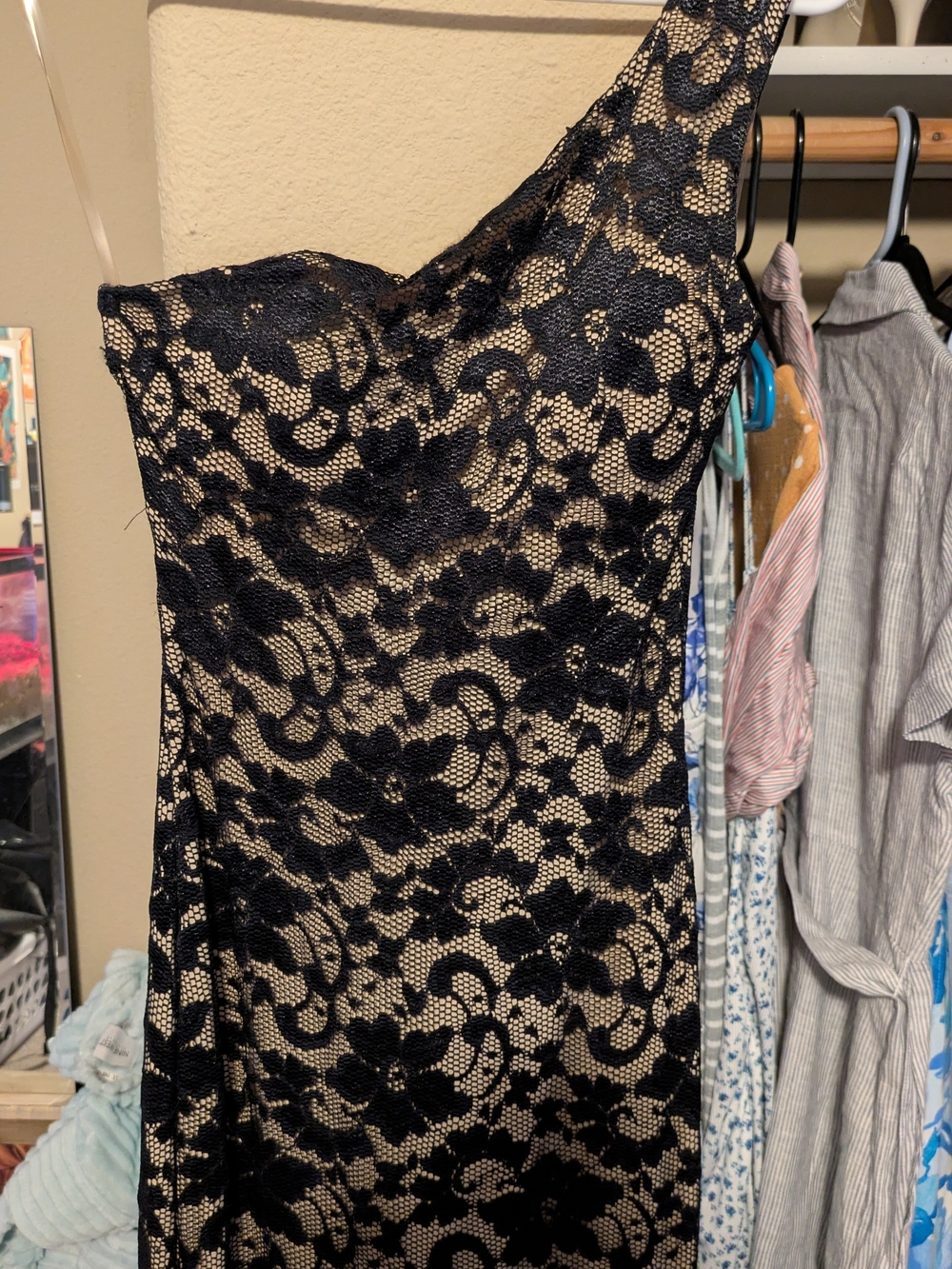 Black Lace One-Shoulder Evening Dress
